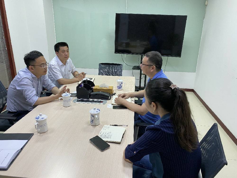 无锡市工信局领导来半岛网站网页版官网在线-半岛(中国)科技开展“三联三解”活动